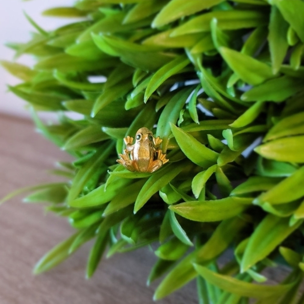 VTG 70s Avon 'Frivolous Frog' Tac Pin
